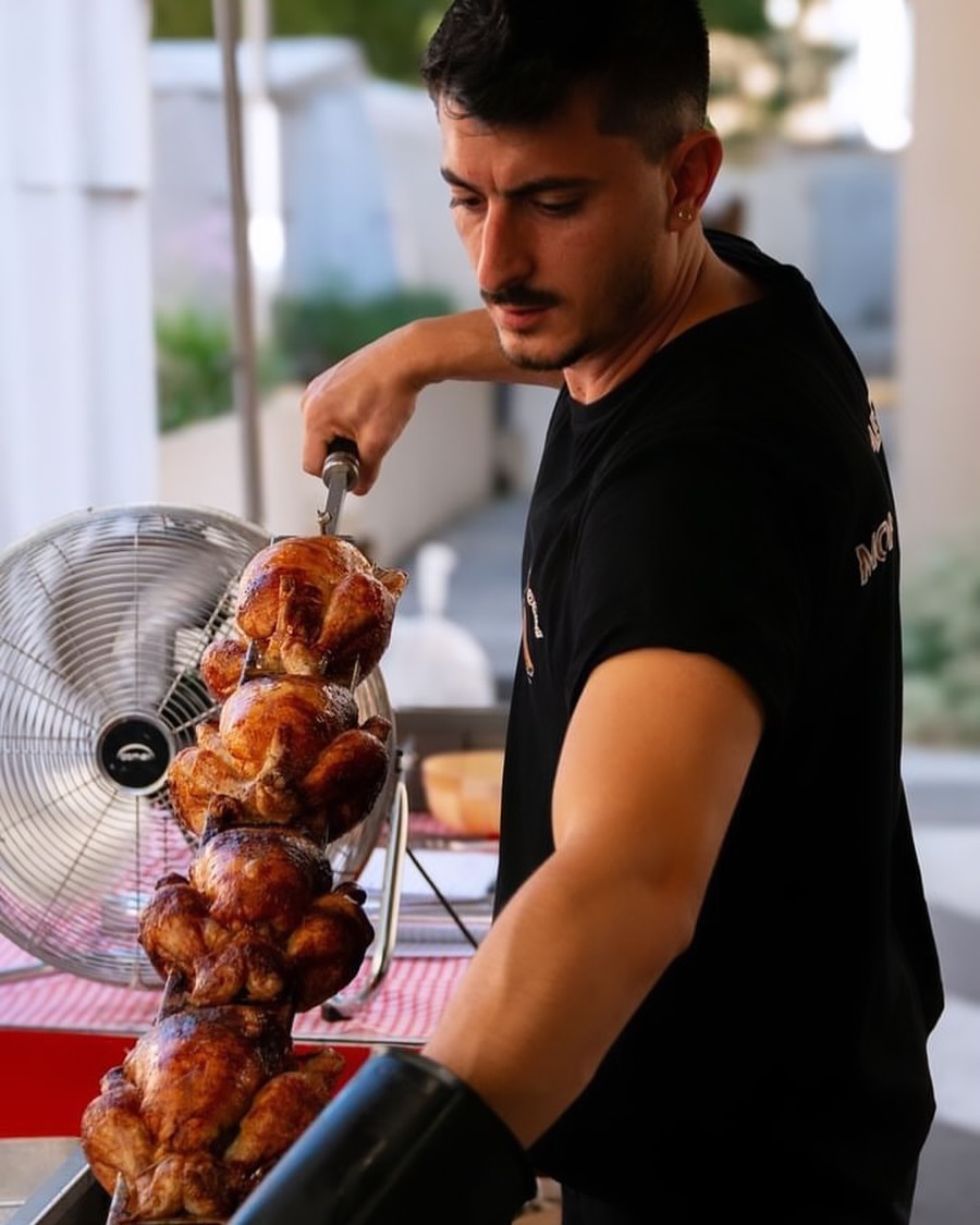 Au stand de Mon Poulet Adoré, les poulets montent sur la broche.